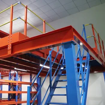 Zwischenebene aus lackierten Stahlträgern mit Treppe