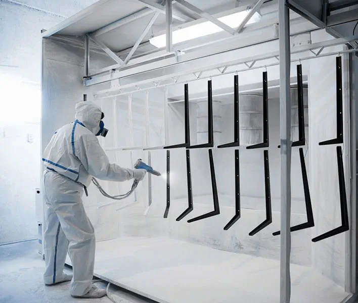 Pulverbeschichtung schwarzer Metallteile – staubfreie Lackierkabine
