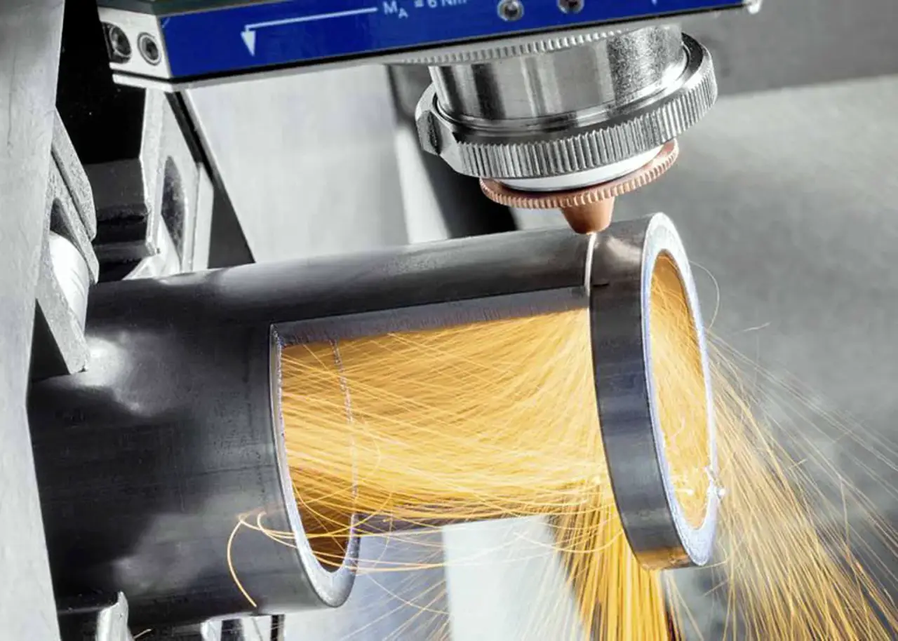 Laserschneiden von Metallrohren für Konstruktion und Maschinenbau